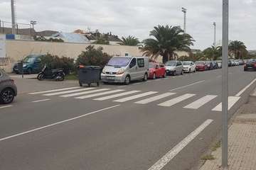 Vehículos aparcados sobre la acera en el Valle de Jinámar/TA.